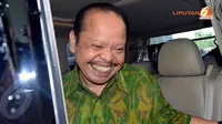 Saat ditanya apakah bersedia sumpah pocong jika yakin tidak terlibat pada kasus yang sedang menimpanya, Sutan pun mengelak sambil tersenyum (Liputan6.com/Herman Zakharia).