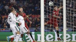 Striker AS Roma, Diego Perotti, mencetak gol ke gawang Qarabag pada laga Liga Champions di Stadion Olimpico, Roma, Rabu (6/12/2017). AS Roma Menang 1-0 atas Qarabag. (AP/Alessandra Tarantino)