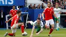 Pemain Irlandia Utara, Kyle Lafferty, terjatuh saat berebut bola dengan pemain Wales pada laga 16 besar Piala Eropa 2016 di Parc des Princes, Paris, Sabtu (25/6/2016) malam WIB. (Reuters/Darren Staples)