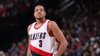 Guard Portland Trail Blazers, CJ McCollum, mendapat sanksi larangan bertanding satu laga karena meninggalkan area bench saat ada keributan di lapangan. (Bola.com/Twitter/BleacherReport)