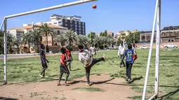 Anak-anak Sudan bermain sepak bola di ibu kota Khartoum (23/4). Wilayah perkotaan Khartoum mempunyai populasi sebesar 1.974.780 jiwa (1 Januari 2005), membuatnya kota terbesar kedua di Sudan. (AFP Photo/Ozan Kose)