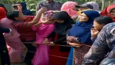 Seusai Salat Jumat Presiden Jokowi memantau langsung proses pembagian bantuan 1500 paket sembako di Kelurahan Kebon Jati.