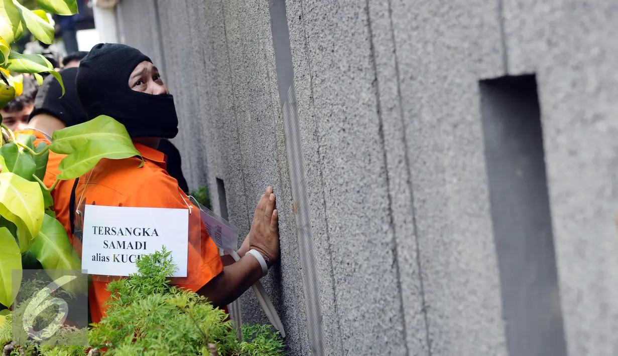 Tersangka kasus perampokan disertai penyanderaan melakukan adegan rekonstruksi kejadian di Jalan Metro Hijau IX, Jakarta, Selasa (13/9). 60 adegan reka ulang kejadian diperagakan tersangka. (Liputan6.com/Helmi Fithriansyah)