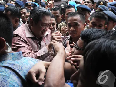 Ratusan Mahasiswa langsung menyerbu SBY untuk bisa berjabat tangan, Tangsel, Rabu (10/12/2014). (Liputan.com/Herman Zakharia)