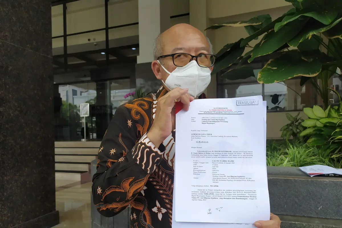 Kuasa hukum Lalu Syahril, Teguh Santoso mendatangi kantor Gubernur Khofifah Jalan Pahlawan Surabaya. (Dian Kurniawan/Liputan6.com)