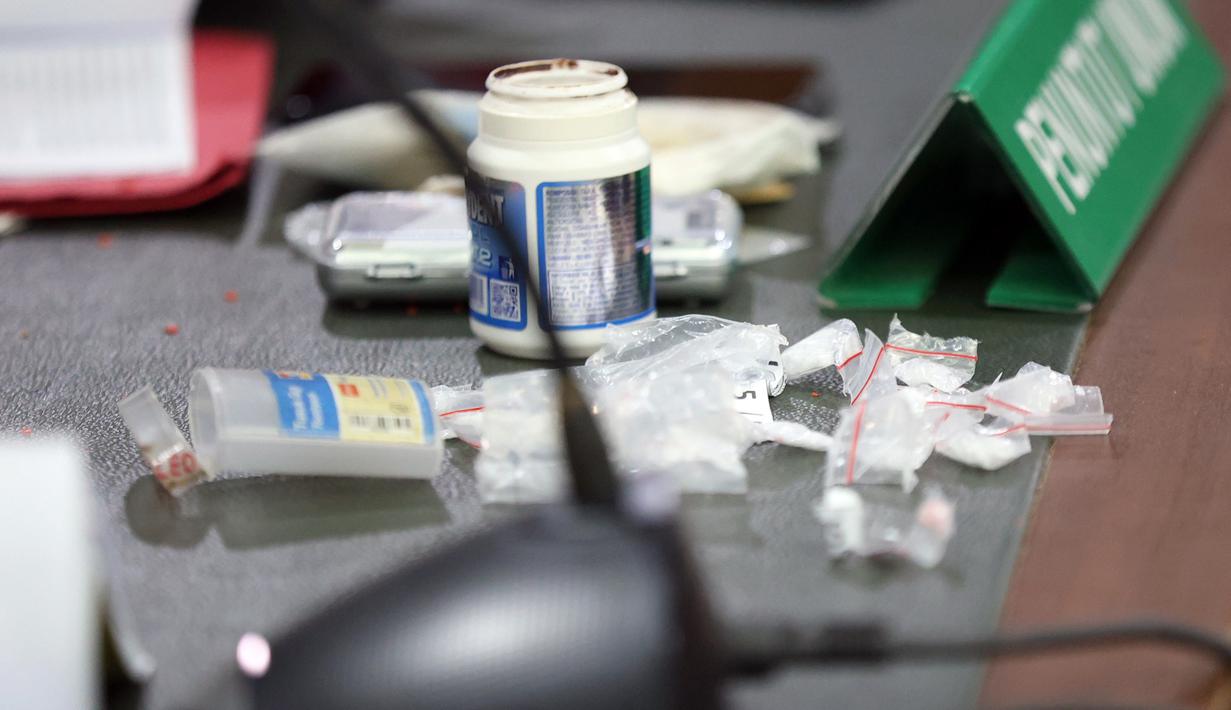 Sebelumnya, Ammar Zoni didakwa melanggar Pasal 114 Ayat (2) juncto Pasal 132 Ayat (1) UU Narkotika. Tampak dalam foto, barang bukti kasus dugaan peredaran narkotika di Rumah Tahanan (Rutan) Salemba dengan terdakwa Ammar Zoni diperlihatkan saat sidang lanjutan di Pengadilan Negeri Jakarta Pusat (PN Jakpus), Jakarta, Kamis (8/1/2026). (Kapanlagi.com/Budy Santoso)