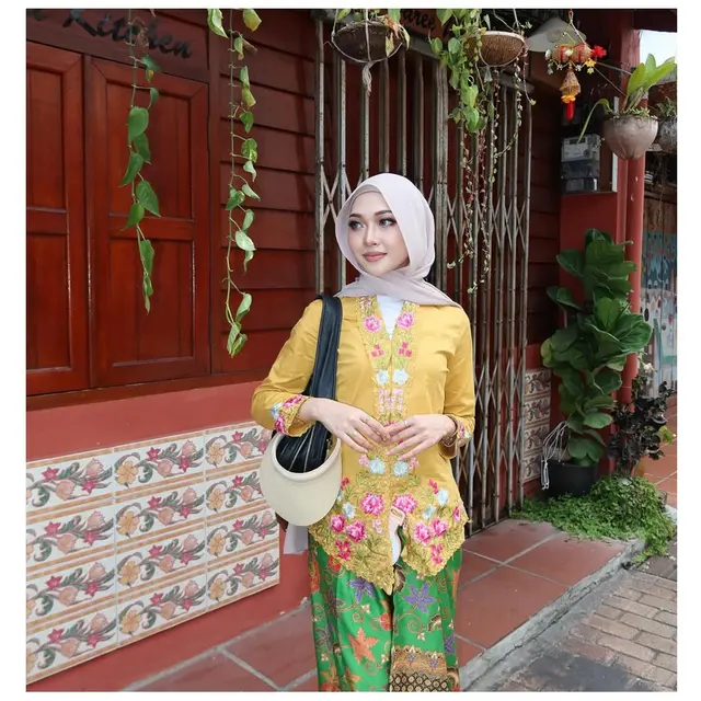 6 Potret Fashion Hijab Aya Balqis, Inspirasi Gaya Modis dan Santai