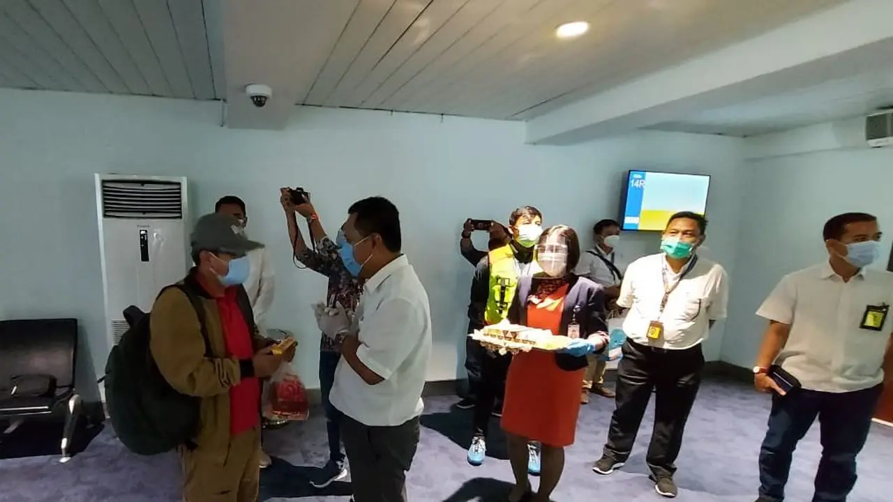 Diberi bingkisan cokelat menjadi cara yang dilakukan pengelola Bandara Internasional Soekarno Hatta (Soetta), saat menyambut para penumpang dari pesawat Garuda Indonesia GA-207, rute Yogyakarta (YIA) - Jakarta (CGK).