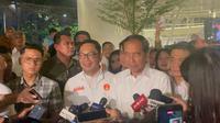 Presiden ke-7 RI Jokowi saat pertemuan dengan calon gubernur Jakarta Ridwan Kamil dan jajaran politikus di parpol KIM, relawan, hingga influencer di kafe Kaizen Heritage, Jakarta Pusat, Minggu (18/11/2024). (Liputan6.com/Winda Nelfira)