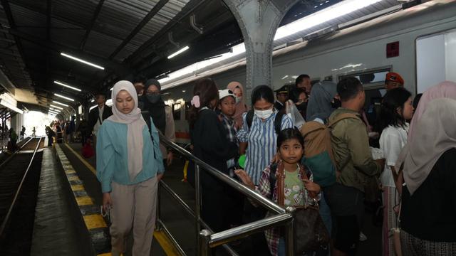 Volume penumpang pada puncak angkutan Nataru 2024/2025 di Staisun Jember (Istimewa)