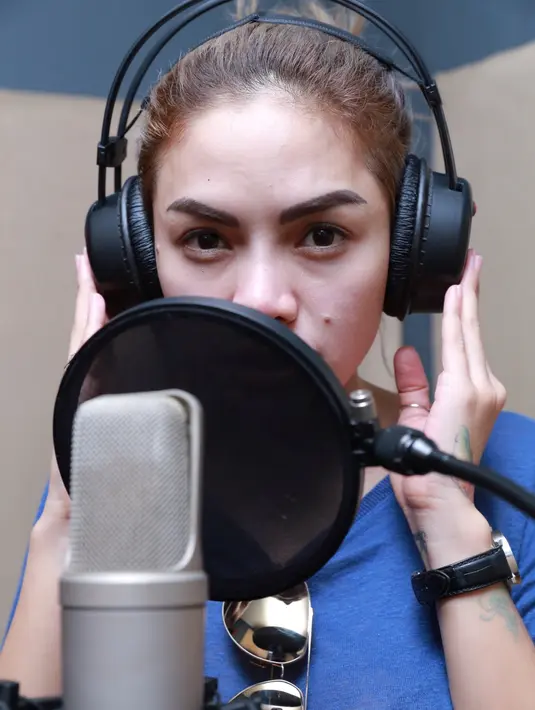 Judul lagu yang masih dirahasiakan itu mengangkat kasus prostitusi online yang menyeretnya. (Galih W Satria/Bintang.com)