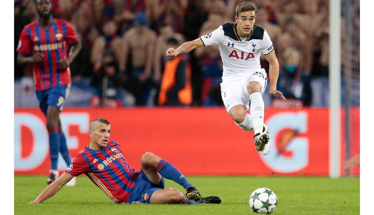 Pemain Tottenham, Harry Winks (kanan) menghidari hadangan pemain CSKA Moscow pada lanjutan Liga Champions grup E di CSKA Stadium, Rabu (28/9/2016) dini hari WIB. (AP/Ivan Sekretarev)