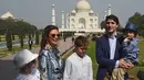 Perdana Meneteri (PM) Kanada Justin Trudeau berbincang dengan awak media saat mengajak sang istri, Sophie Gregoire Trudeau serta tiga anaknya mengunjungi Taj Mahal di sela-sela kunjungan ke India, Minggu (18/2). (MONEY SHARMA/AFP)