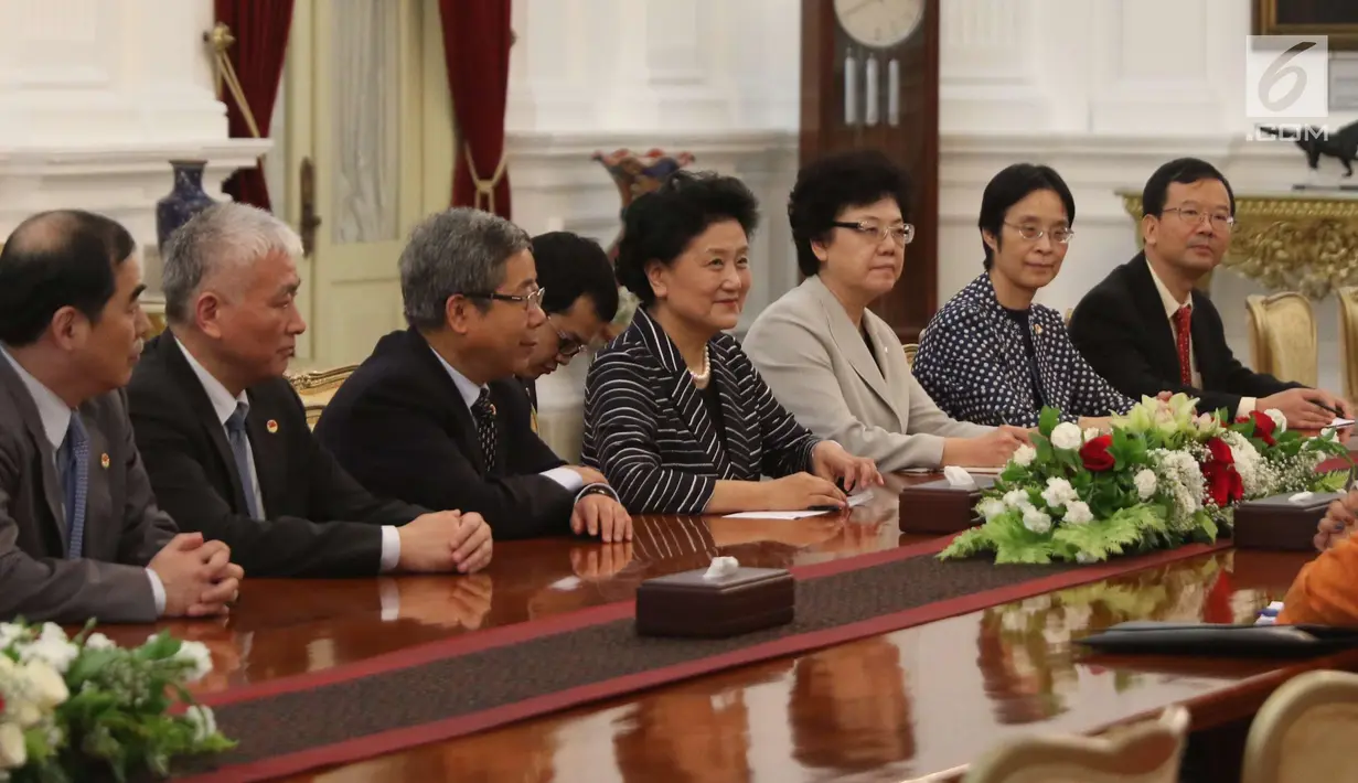 Wakil Perdana Menteri Tiongkok Liu Yandong menemui Presiden Joko Widodo (Jokowi) dalam kunjungan kehormatan di Istana Merdeka, Jakarta, Rabu (29/11). Dalam pertemuan itu Jokowi didampingi sejumlah menteri Kabinet Kerja. (Liputan6.com/Angga Yuniar)