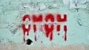 Grafiti bertuliskan "Polisi anti huru hara" di dinding di Minsk (25/8/2020). Belarusia sedang menghadapi krisis politik yang tidak terduga dengan demonstran membanjiri jalan-jalan selama lebih dari dua minggu menuntut pengunduran diri pemimpin otoriter  Alexander Lukashenko. (AFP/Sergei Gapon)