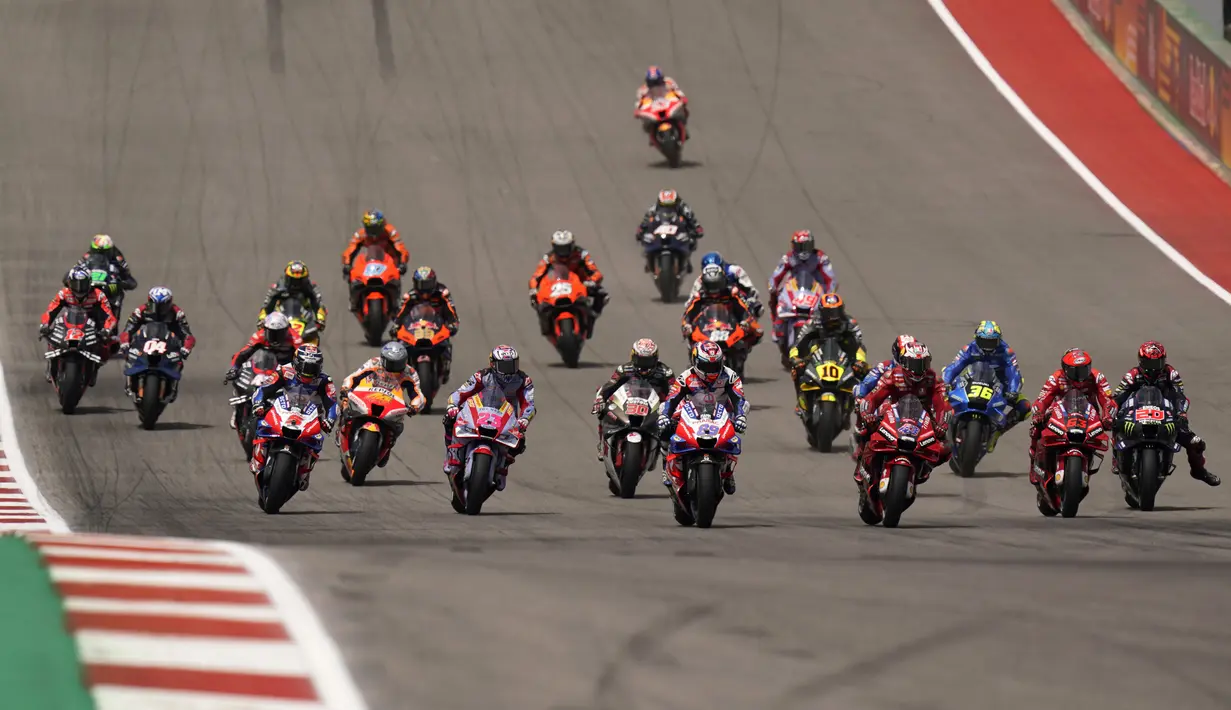 Para pembalap melaju ke Tikungan 1 saat balapan MotoGP Amerika Serikat di Circuit of the Americas, Austin, Texas, Amerika Serikat, 10 April 2022. Enea Bastianini juara satu, Alex Rins juara dua, dan Jack Miller juara tiga. (AP Photo/Eric Gay)