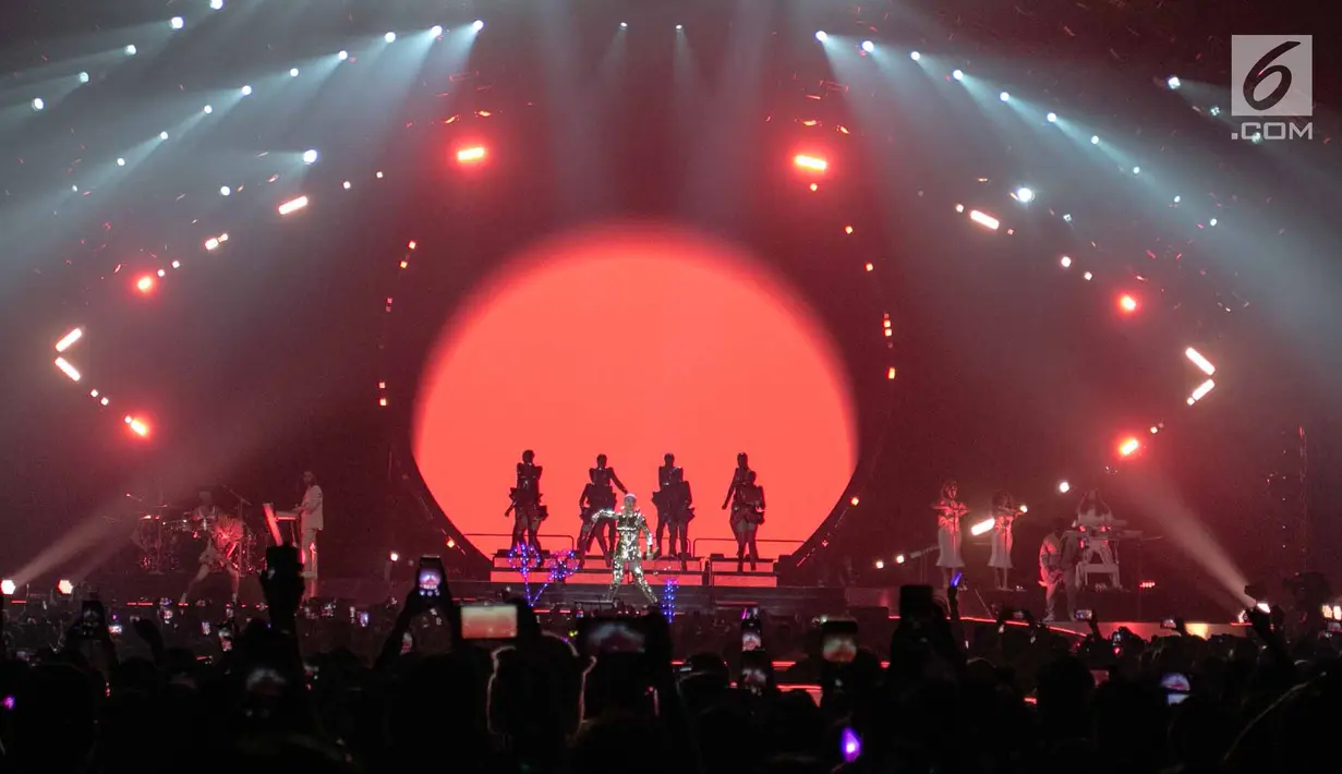 Penyanyi Katy Perry saat membawakan lagu pada konsernya bertajuk Witness: The Tour di ICE BSD, Tangerang Selatan, Sabtu (14/4). Pada konsernya di Indonesia Katy bawakan 20 lagu untuk KatyCats Indonesia. (Liputan6.com/Faizal Fanani)