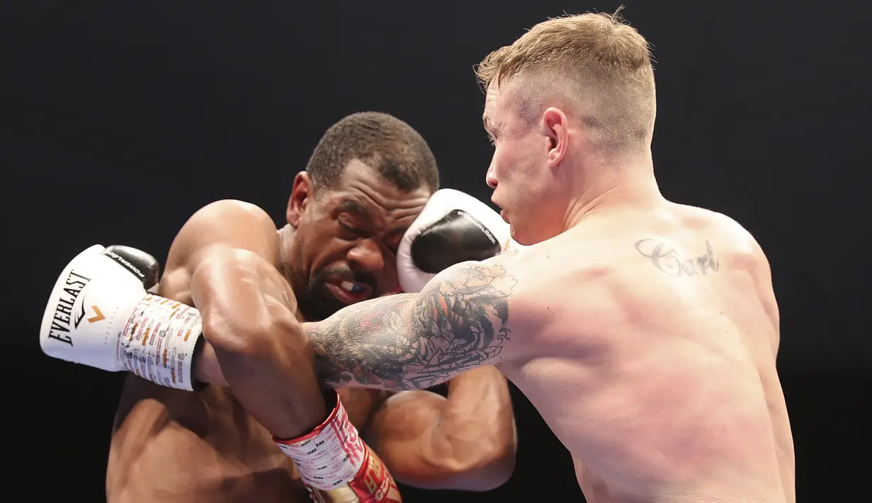 Petinju Amerika Serikat Jamel Herring (kiri) petinju Inggris Carl Frampton bertukar pukulan pada pertarungan gelar dunia kelas bulu super WBO di Dubai, UEA, Minggu (4/4/2021). (AP Photo/Kamran Jebreili)