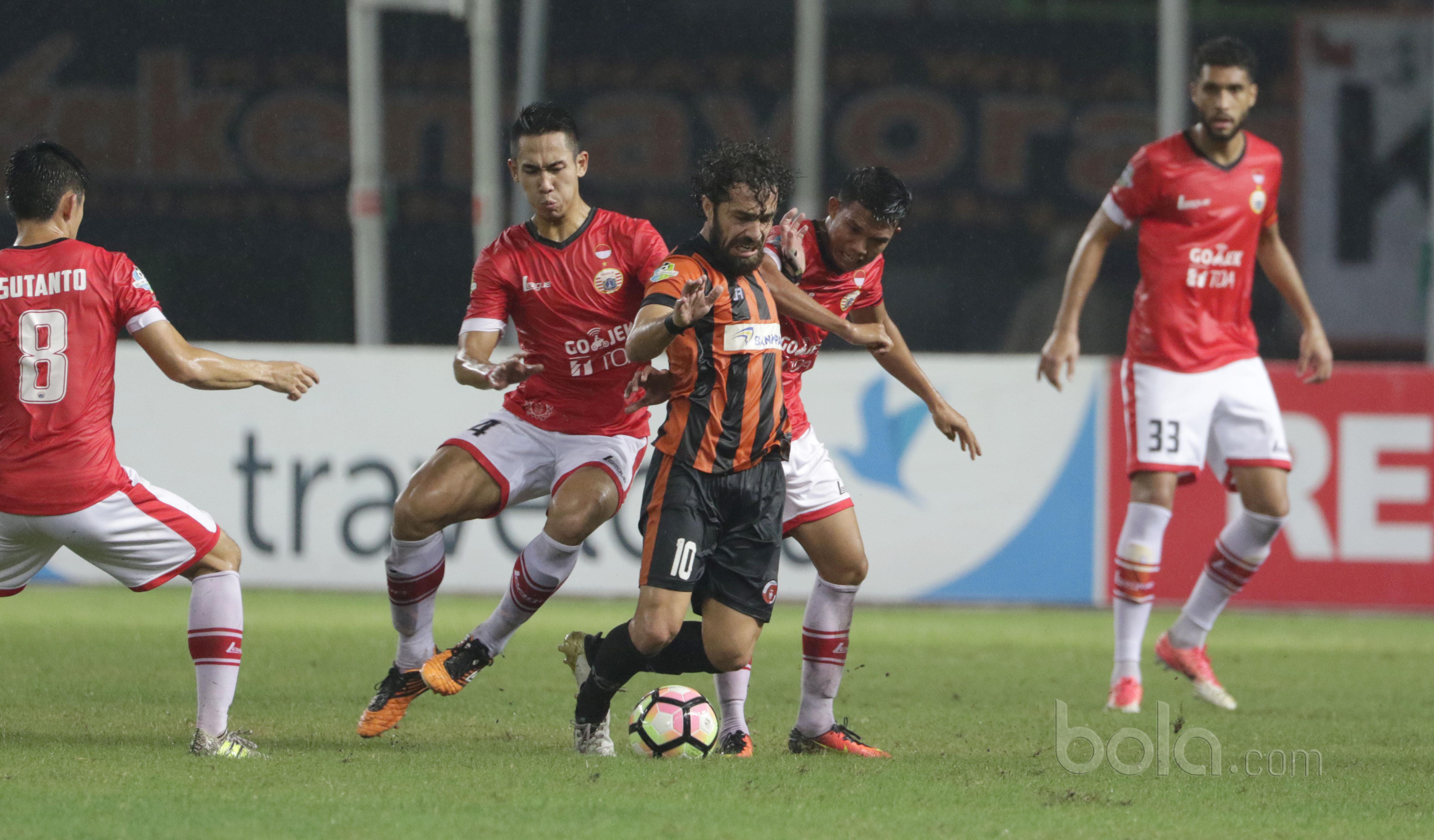 Pemain Perseru Serui, Alba Saves Serkadifat saat melawan Persija Jakarta pada laga Liga 1 2017 di Stadion Patriot, Bekasi, Selasa (13/6/2017). (Bola.com/Nicklas Hanoatubun)