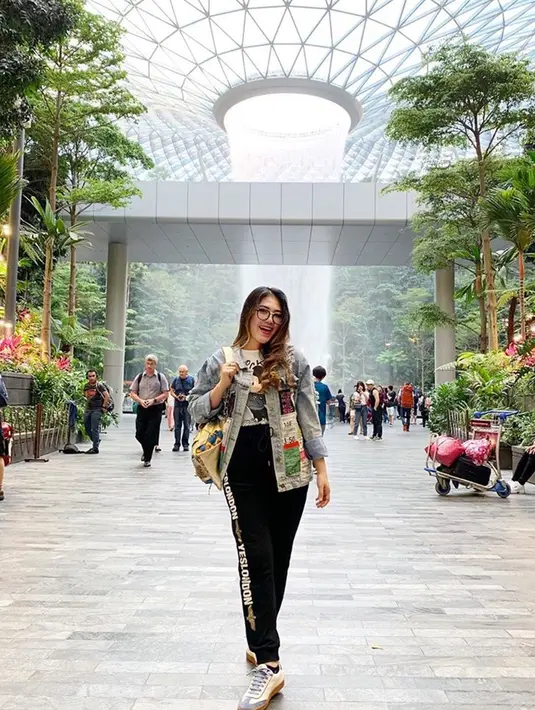 Via Vallen memulai kariernya di dunia menyanyi sejak umur 15 tahun. Penampilannya yang santai tapi terlihat berkelas, menjadi daya tarik Via Vallen. Seperti saat dirinya berfoto di Changi Airport Singapore. (Liputan6.com/IG/@viavallen)