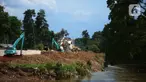 Alat berat digunakan selama normalisasi sungai Ciliwung  Rawajati, Jakarta, Rabu (16/11/2022). Pemprov DKI Jakarta kembali melanjutkan normalisasi kali Ciliwung Kelurahan Rawajati menjadi prioritas penanganan banjir pada 2023.  Dengan luas lahan yang dibebaskan sebesar 4.780 meter persegi dengan jumlah 22 kk. (merdeka.com/Imam Buhori)