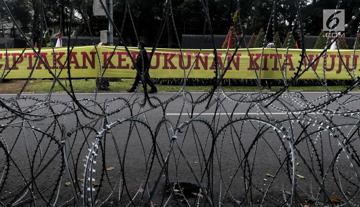 Sejumlah relawan dan emak-emak militan 02 menggelar aksi di depan gedung KPU, Jakarta, Sabtu (4/5/2019). Dalam aksinya Massa membentangkan spanduk panjang bertuliskan 'Prabowo Presiden' dan menjaga persatuan dan kesatuan bangsa. (Liputan6.com/Johan Tallo)