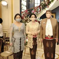 Hadir bersama suami dan mertua, Annisa Pohan tampil anggun kebaya Kartini berwarna biru. Kebaya ini dipadukan dengan kain lilit berwarna cokelat tua yang kontras dengan kebayanya. (instagram/annisayudhoyono)