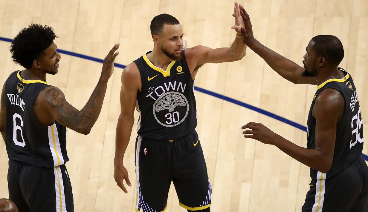 Pebasket Golden State Warriors, Stephen Curry, bersama rekannya merayakan kemenangan atas Cleveland Cavaliers pada final NBA di Oracle Arena, Oakland, Minggu (3/6/2018). Warriors menang 122-103 atas Cavaliers. (AFP/Ezra Shaw)