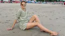 Pakaian serba nyaman ini sukses jadi andalan Donna Agnesia mengunjungi berbagai spot wisata di Pulau Bali. Kali ini ia terlihat nyaman dengan pakaian yang sama. (Liputan6.com/IG/@dagnesia).