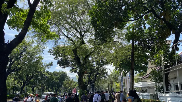 Warga Beramai-ramai Mendatangi Balai Kota Jakarta untuk Mendaftar PPSU 2025