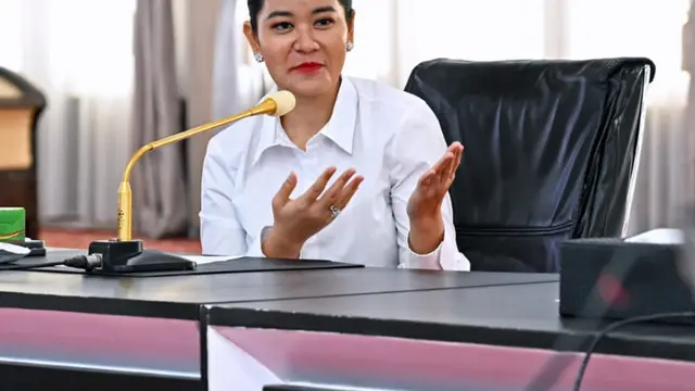 Kahiyang Ayu Padukan Ulos dengan Kemeja Putih. [@pemprovsumut]