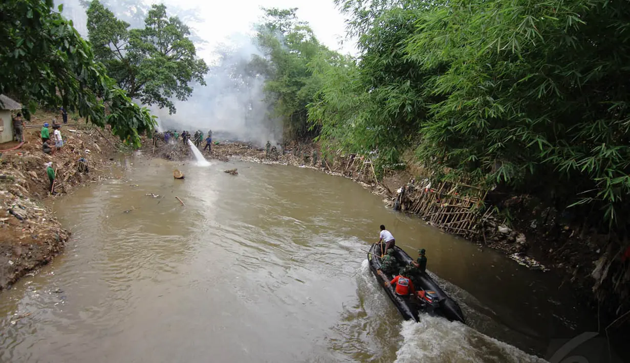 Beberapa perahu karet diturunkan untuk membersihkan tumpukan sampah di Sungai Ciliwung, Kampung Melayu, Jakarta. Foto diambil pada Selasa (2/12/2014). (Liputan6.com/Faizal Fanani) 