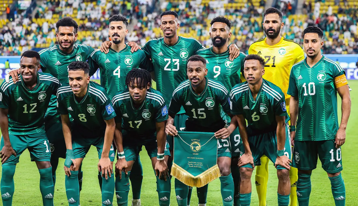 Arab Saudi tercatat menjadi salah satu tim langganan Piala Dunia. Skuad Green Falcons telah membukukan 6 kali penampilan di Piala Dunia, yaitu 1996, 2000, 2004, 2008, 2018, dan 2022. Prestasi paling gemilangnya bermain di babak 16 besar pada 1996. (AFP/Fayez Nureldine)