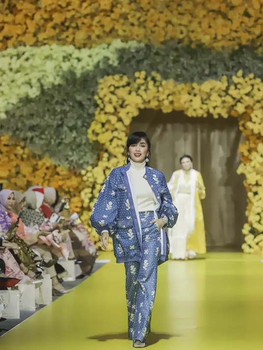 Ussy Sulistiawaty tampil kece dengan cardigan oversized dan pattern pants nuansa biru. (Credits/Tim Muara Bagdja).