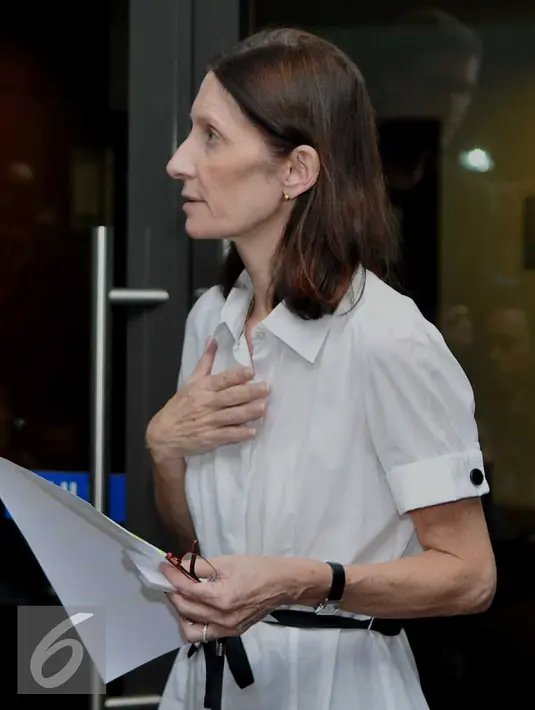 Dubes Perancis untuk Indonesia, Corinne Breuze, menggelar konferensi pers terkait bom di Paris, Jakarta, Sabtu (14/11/2015). Corinne berterima kasih kepada rakyat Indonesia, yang memberikan dukungan moril kepada Perancis. (Liputan6.com/Gempur M Surya)