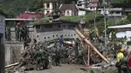 Anggota Tentara Venezuela mencari di antara puing-puing rumah yang hancur untuk mencari korban atau penyintas setelah tanah longsor saat hujan lebat di Las Tejerias, negara bagian Aragua, Venezuela, pada 10 Oktober 2022. Wakil Presiden Delcy Rodriguez mengatakan,Tanah longsor di Venezuela tengah menewaskan sedikitnya 22 orang dan banyak lagi dari 50 hilang setelah hujan lebat menyebabkan sungai meluap. (AFP/Yuri Cortez)