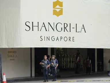 Petugas polisi Gurkha berpatroli di dekat pintu masuk Hotel Shangri-La, tempat Dialog Shangri-La Institut Internasional untuk Studi Strategis (IISS) ke-20, forum pertahanan dan keamanan tahunan Asia, di Singapura, Jumat (2/6/2023). (AP Photo/Vincent Thian)