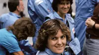 Astronot Kathryn D. Sullivan, spesialis misi 41-G, bergabung dengan tujuh anggota kru lainnya sebelum sesi pelatihan di laboratorium simulasi dan integrasi pesawat ulang-alik di Pusat Antariksa Johnson (Dok. NASA)