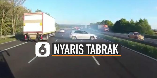 VIDEO: Tipis Banget! Detik-Detik Bus Nyaris Tabrak Mobil di Tol