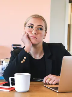 Jenuh akibat pekerjaan bukan menjadi penghalang, cari cara yang efektif agar beban pekerjaan terasa lebih ringan (Foto: Magnetme/Unsplash)