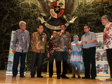 PLT Gubernur DKI Jakarta Djarot Saiful Hidayat mengundi Rusunawa bagi warga relokasi/terprogram dan warga umum di Balai Kota, Jakarta, Senin (26/5). (Liputan6.com/Gempur M Surya)