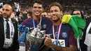 Neymar (kanan) bersama rekannya Thiago Silva (tengah) merayakan keberhasilan PSG meraih trofi Piala Prancis 2018 di Stade de France, Saint-Denis (8/5/2018). PSG menang setelah kalahkan Les Herbiers 2-0. (AFP/Frank Fife)
