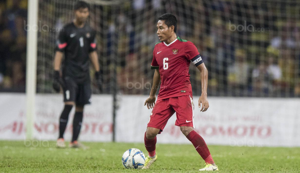 Gelandang Timnas Indonesia, Evan Dimas, mengontrol bola saat melawan Malaysia pada semifinal SEA Games di Stadion Shah Alam, Selangor, Sabtu (26/8/2017). Indonesia kalah 0-1 dari Malaysia. (Bola.com/Vitalis Yogi Trisna)