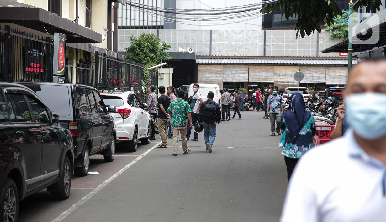 Warga berhamburan usai terjadi gempa di kawasan Polda Metro Jaya, Jakarta, Jumat (14/1/2022). BMKG menyatakan, gempa ini tidak berpotensi tsunami. (Liputan6.com/Faizal Fanani)