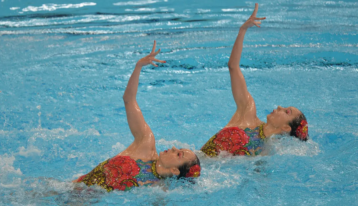 Atlet renang artistik China Jiang Tingting dan Jiang Wenwen menampilkan gerakan dalam nomor "Duet Technical Routine" Final Renang Artistik Asian Games 2018 di Aquatic Center, Gelora Bung Karno, Jakarta, Senin (27/8). (ANTARA FOTO/INASGOC/M Risyal Hidayat)