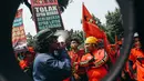 Puluhan buruh kompak mengenakan kostum seragam saat melakukan aksi di Balai Kota, Jakarta, Senin (3/11/2014). (Liputan6.com/Faizal Fanani)
