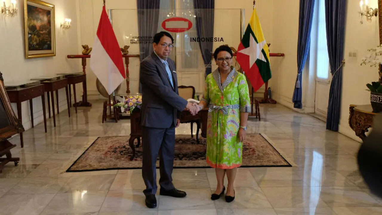 Menlu Retno Marsudi bertemu dengan Menteri Perhubungan Myanmar