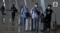 Calon penumpang mengenakan alat pelindung diri saat berada di Terminal 2F Terminal 3 Bandara Soekarno Hatta, Tangerang, Banten, Jumat (24/4/2020). Pemerintah menghentikan sementara penerbangan komersil baik dalam maupun luar negeri untuk mencegah penyebaran COVID-19. (merdeka.com/Imam Buhori)