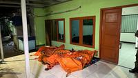 Empat kantong jenazah korban meninggal kebakaran Depo Pertamina Plumpang dievakuasi di Pos Koramil, Jumat (3/3/2023). (Liputan6.com/Nanda Perdana Putra)