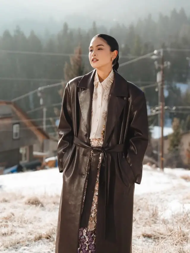 Maudy Ayunda dan Anggun C Sasmi  di Sundance Film Festival 2026, Amerika pakai coat. [@armanfebryan]